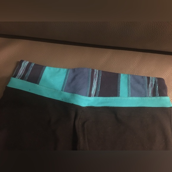 Size 4 Lululemon Black Capri Leggings with a waist band of shades of blue - Picture 5 of 10